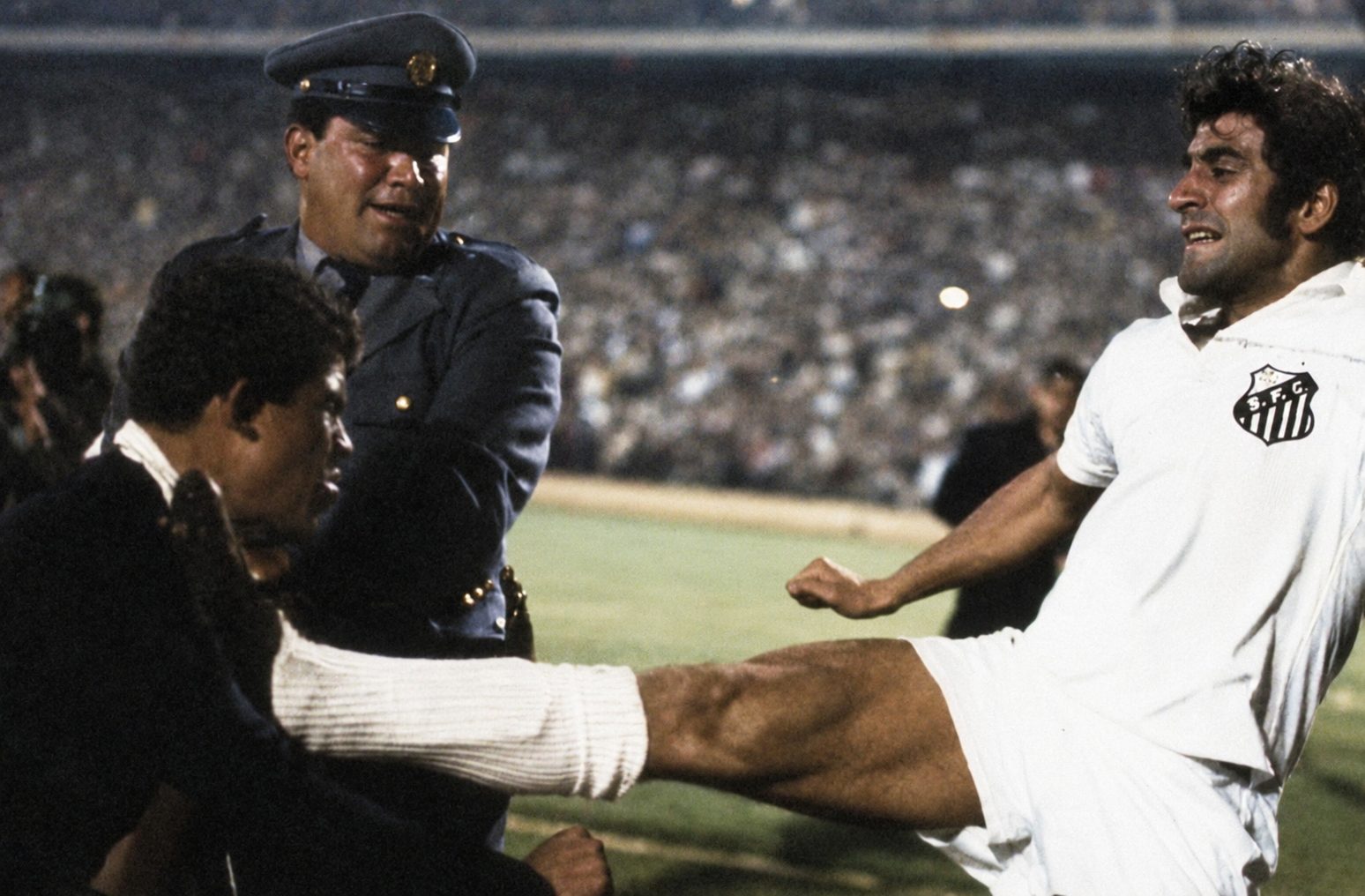 Agresión de un jugador del Santos al árbitro El Chato en El Campín, 1968