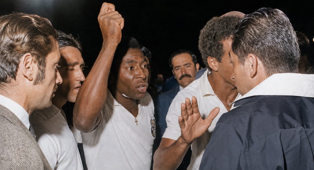 Pelé reclama ante El Chato en El Campín, 1968