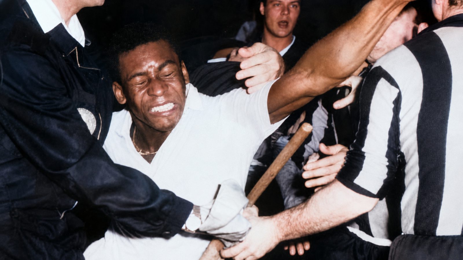 Pelé rodeado por la multitud